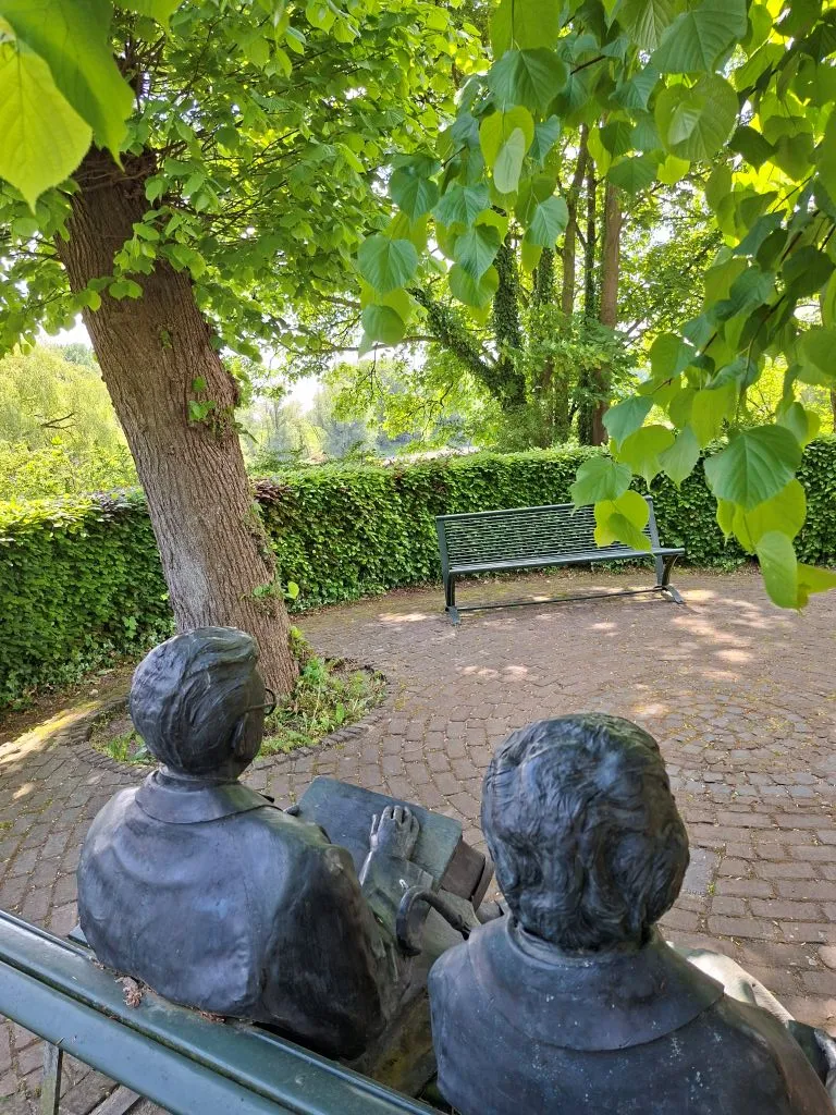 Standbeeld van Simon Carmiggelt in het groene park van De Steeg