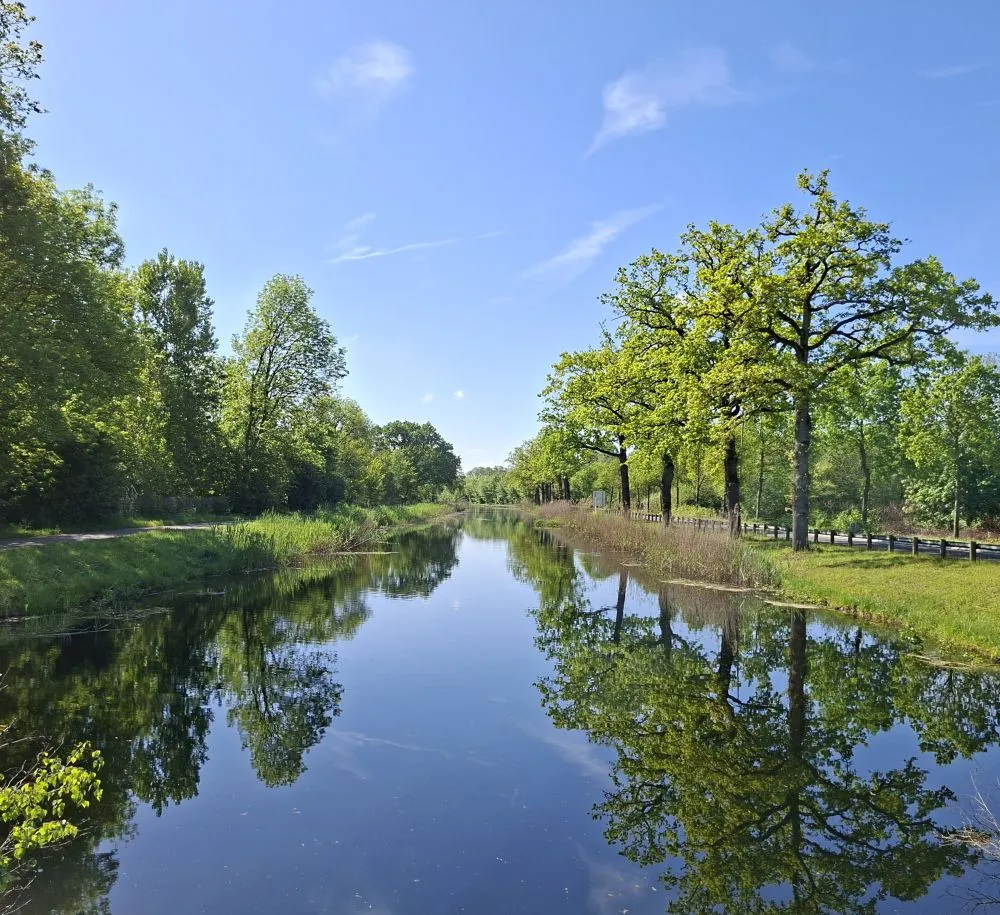 Het Apeldoorns Kanaal in Laag-Soeren omringd door groen en bomen