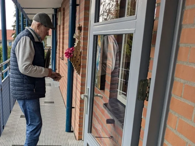 Senior man in de galerij van levensloopbestendig appartement