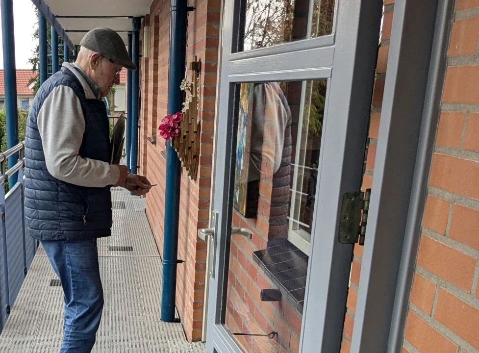 Senior man in de galerij van levensloopbestendig appartement